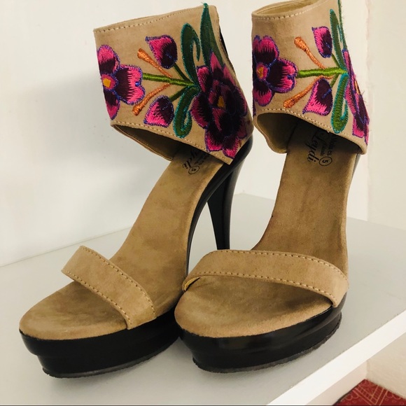 Embroidered Heels Tan with Magenta Flowers - Picture 2 of 4